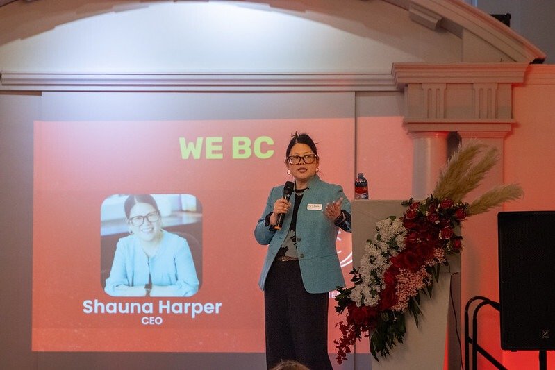 Participante hablando en un evento de WeBC