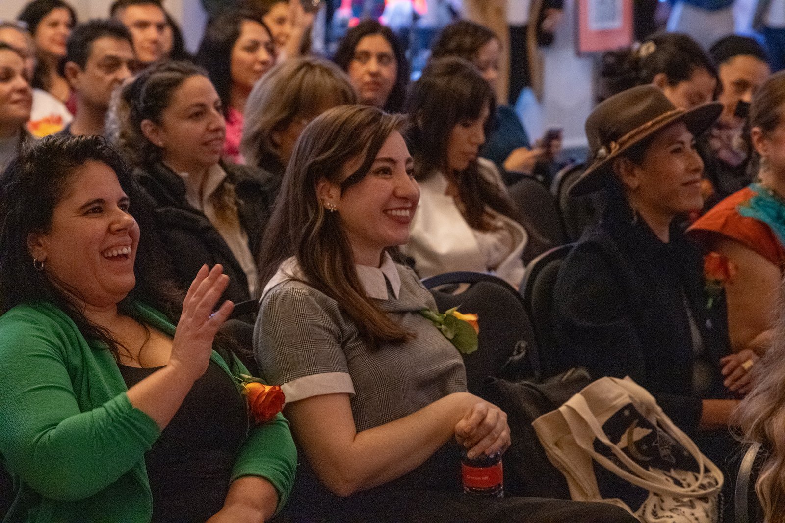 Emprendedoras reunidas en un evento comunitario